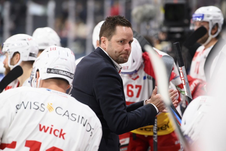 SC Rapperswil-Jona Lakers Trainer Stefan Hedlund, reagiert, beim Eishockey Meisterschaftsspiel der National League A zwischen den HC Fribourg Gotteron und den SC Rapperswil-Jona Lakers, am Samstag, 22 ...