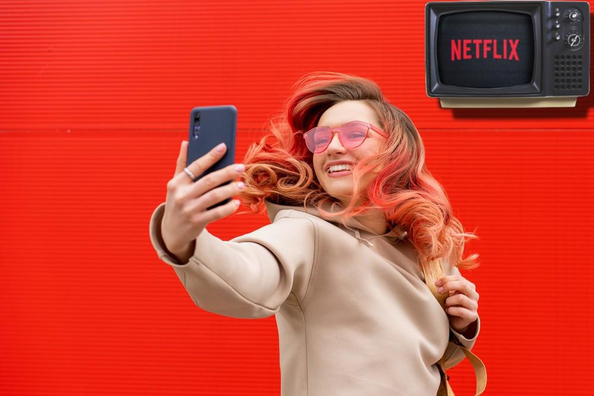 Netflix Tik Tok télévision jeune femme cheveux lunettes