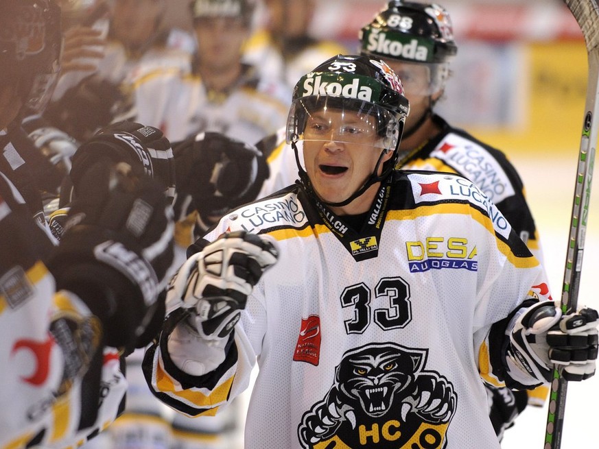 Petteri Nummelin, right, HC Lugano&#039;s goalkeeper cheers in the Swiss National League Ice Hockey Championship between SCL Tigers and HC Lugano in Langnau in the canton of Berne, Switzerland, pictur ...