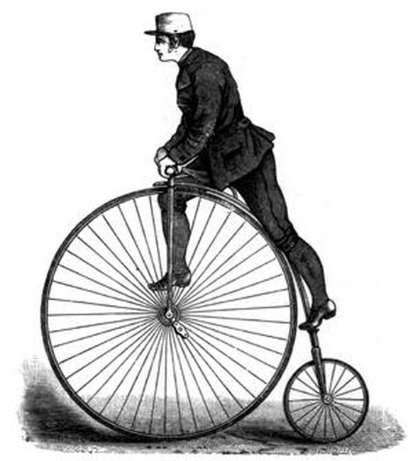 Eine wahrlich sportliche Sache: Der Aufstieg auf ein Hochrad (ist offenbar nur mit sehr langen Beinen möglich).