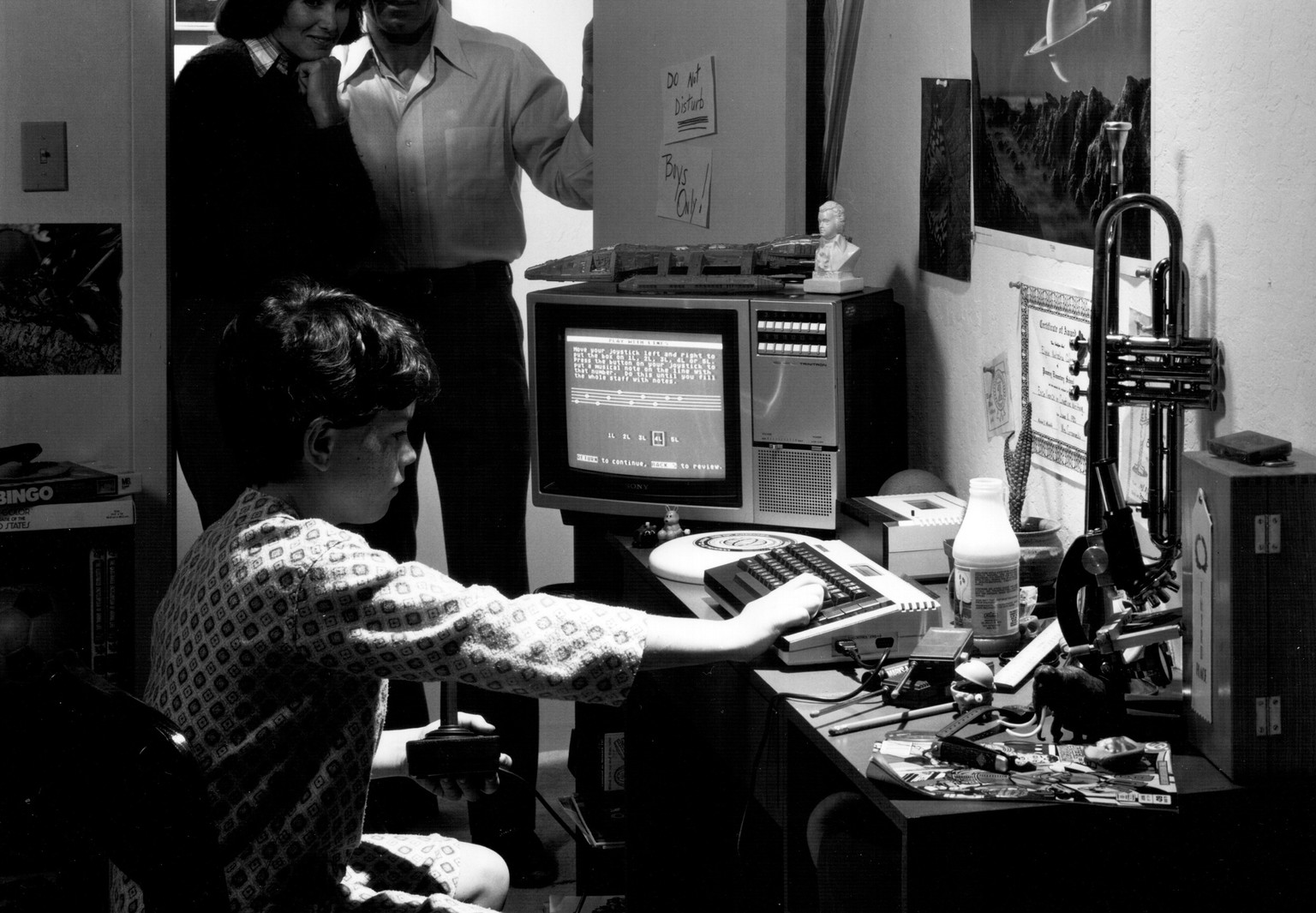 In diesem Werbefoto für den Atari 600 XL komponiert ein Junge unter den Augen seiner Eltern Musik mit Hilfe des Computers.