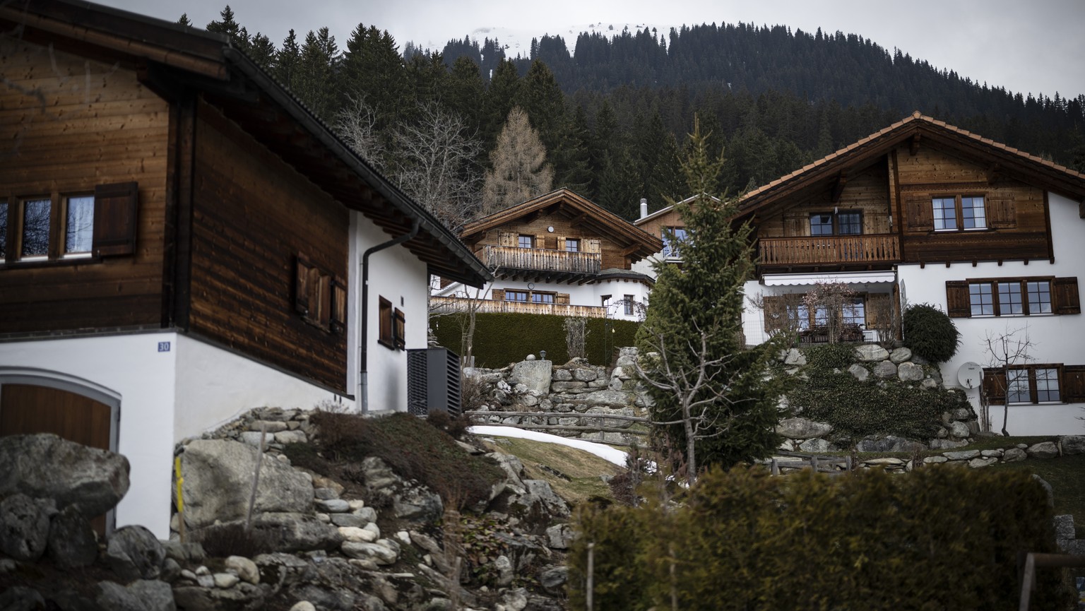 Geschlossene Fensterlaeden an einer Ferienwohnung, am Montag, 4. Maerz 2024, in Brigels. (KEYSTONE/Gian Ehrenzeller)
