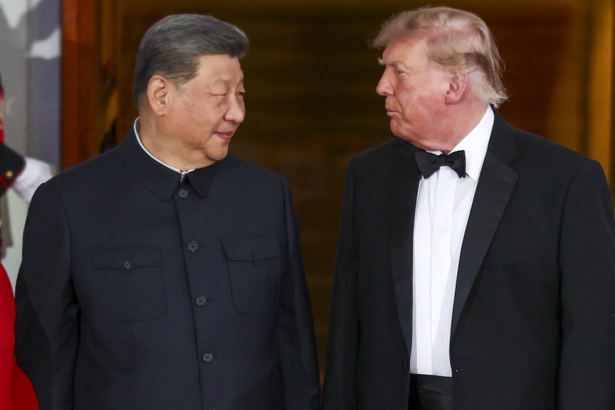 epaselect epa13261227 Chinese President Xi Jinping (L) and US President Donald Trump pose on the North Portico ahead of their state dinner at the White House in Washington, DC, USA, 24 September 2026. ...