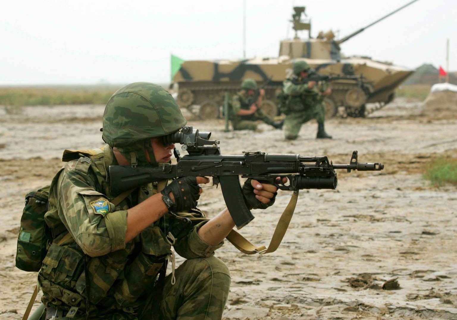 Russian airborne soldiers coordinate with paratroops&#039; combat vehicles to attack targets during a forced isolation drill in east China&#039;s Shandong Province, Thursday, Aug 25, 2005. Chinese and ...
