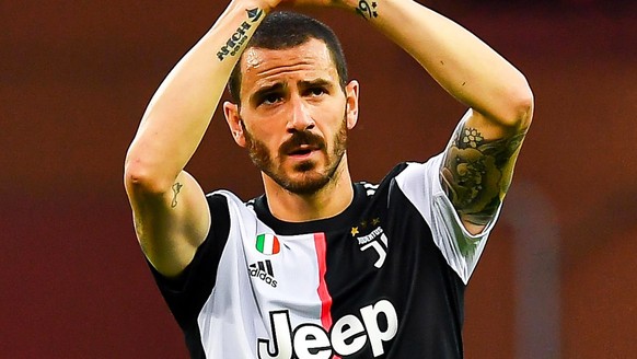 epa07603794 Juventus&#039; Italian defender Leonardo Bonucci applauds fans after the Italian Serie A soccer match between UC Sampdoria and Juventus FC in Genoa, Italy, 26 May 2019. EPA/SIMONE ARVEDA