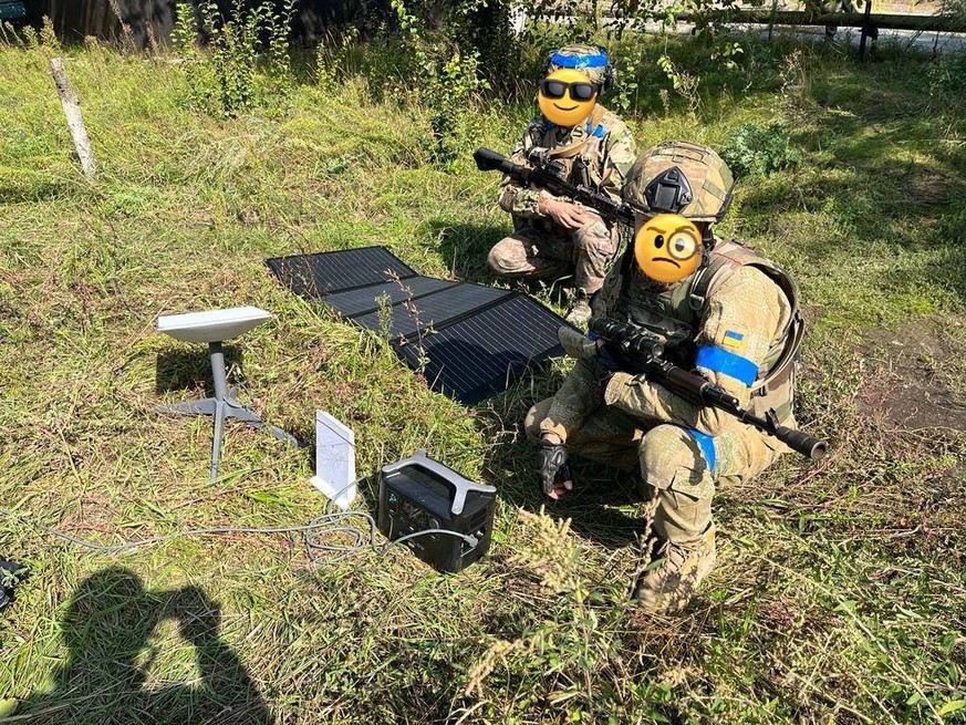 Ukrainische Soldaten mit einer Starlink-Schüssel und -Router, auch Terminal genannt. Sie ermöglichen ukrainischen Truppen zu kommunizieren und werden beispielsweise auch für Drohnenangriffe genutzt.