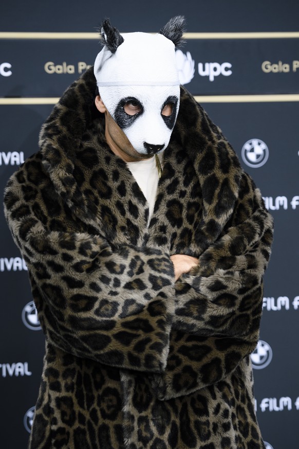 Panda-Rapper im Leo-Mantel vor dem Zürcher Corso.
