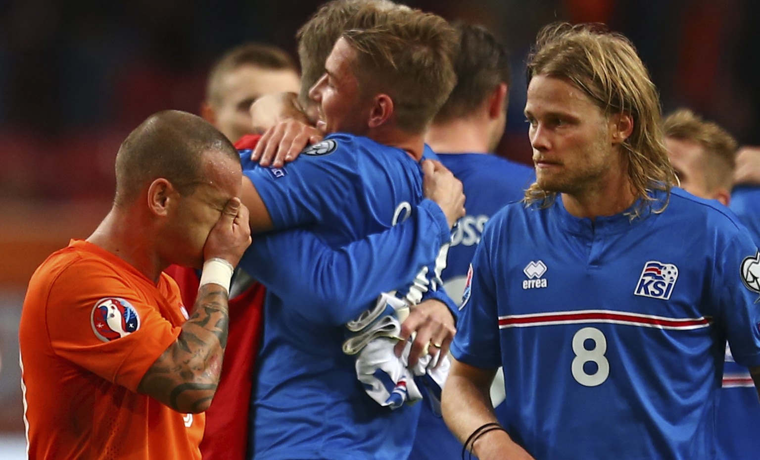 Wesley Sneijder kann es nicht fassen: Holland kassierte gestern gegen Island eine kapitale Niederlage.<br data-editable="remove">