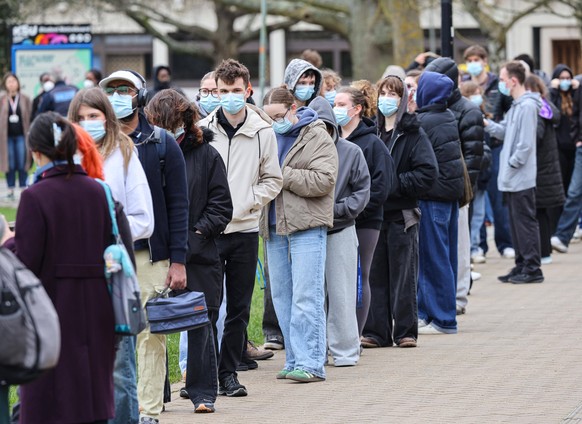 University of Kent Meningitis 17/3/2026.. Students queue for antibiotics outside a building of University of Kent in Canterbury. After 2 pupils died as a result of Meningitis. .And 13 more cases repor ...