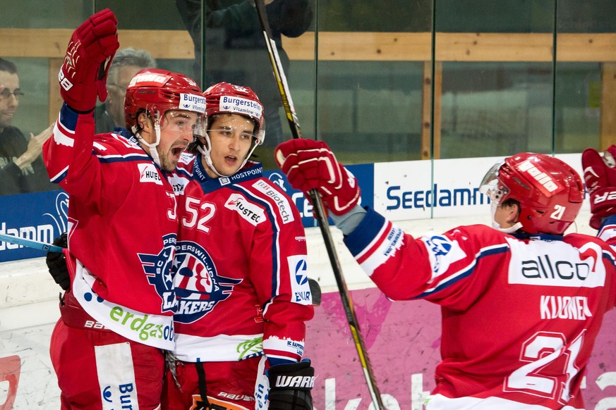 Rappperswil-Jona, 15.09.2015, Eishockey NLB - Rapperswil-Jona Lakers - GCK Lions, Jubel der Lakers mit Torschuetze Andrew Clark (L), Yves Bader sowie Raphael Kuonen, ueber die 2:1 Fuehrung (Gonzalo Ga ...