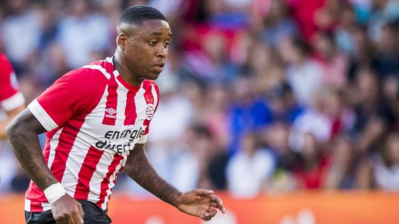 epa06916551 Eindhoven player Steven Bergwijn (R) fights for the ball with Valencia&#039;s midfielder Dani Parejo during the friendly match between PSV Eindhoven and FC Valencia in Eindhoven, The Nethe ...