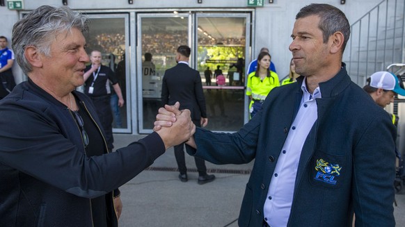 Schaffhausens Cheftrainer Martin Andermatt beim Handshake mit Luzerns Cheftrainer Mario Frick waehrend dem im Fussball Barrage-Hinspiel der Super / Challenge League zwischen dem FC Schaffhausen und de ...