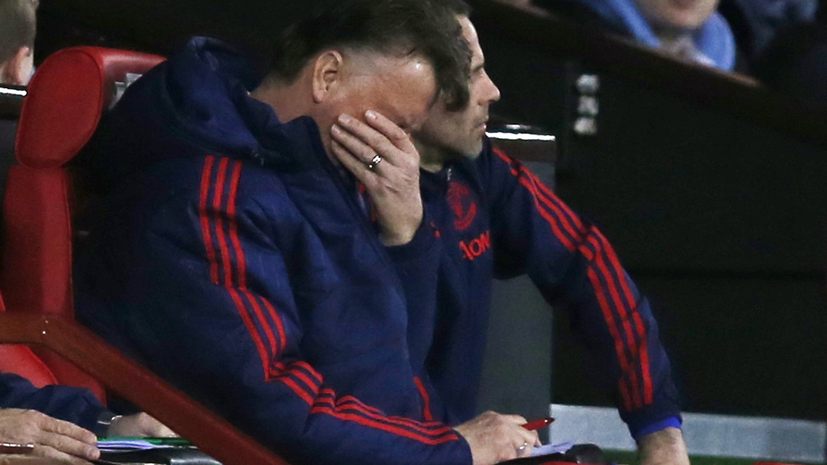 Kann nicht mehr hinsehen: Van Gaal beim 0:1 gegen Southampton.