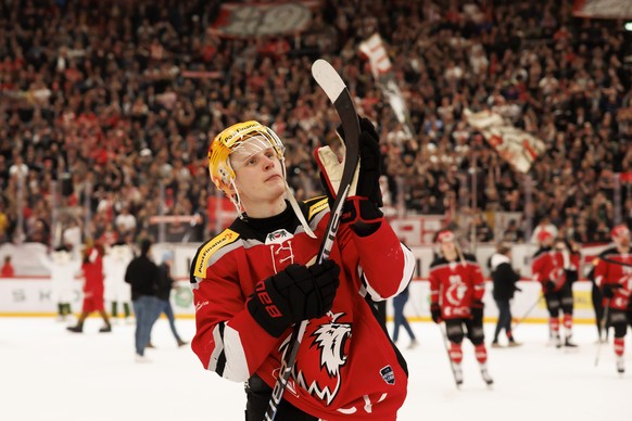 Lausanne&#039;s forward Antti Suomela greets his supporters after defeating the team Geneve-Servette, during a National League regular season game of the Swiss Championship between Lausanne HC and Gen ...