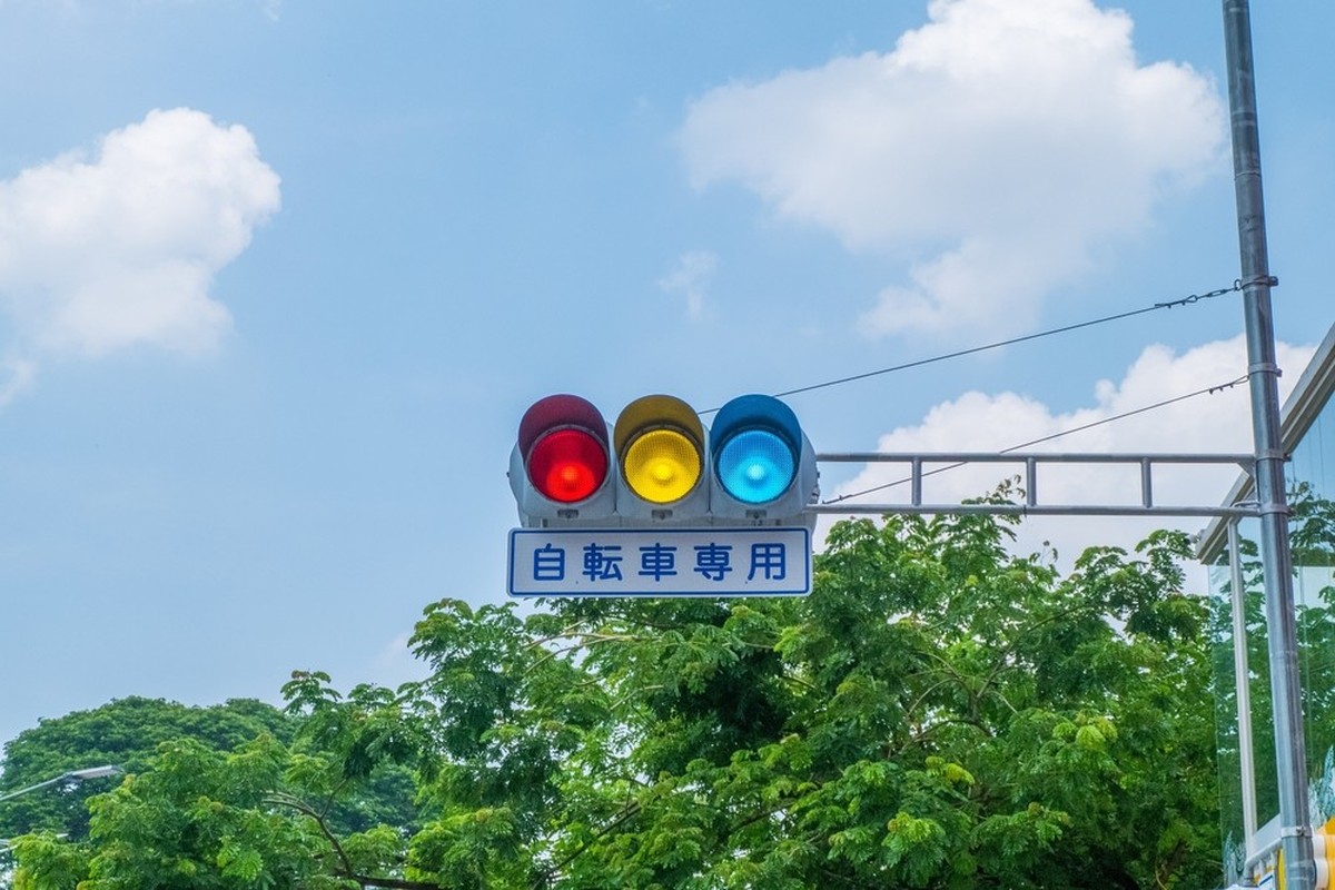 Un feu près de la gare de Tokyo.