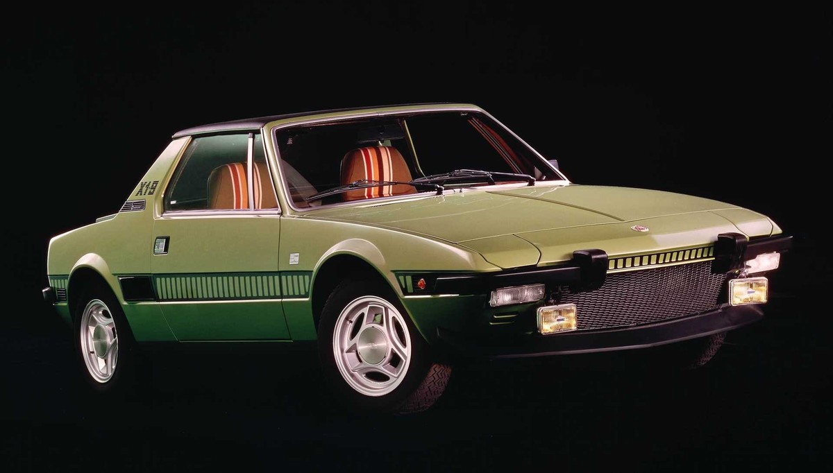 Fiat X1/9 bertone marcello gandini design auto retro 1972 https://s.car.info/image_files/1920/fiat-x19-front-side-0-305213.jpg