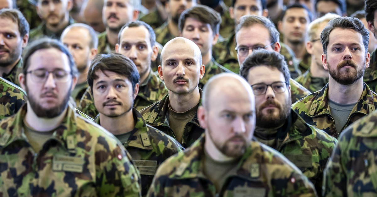 schweizer-armeeangeh-rige-messen-sich-in-wettkampf