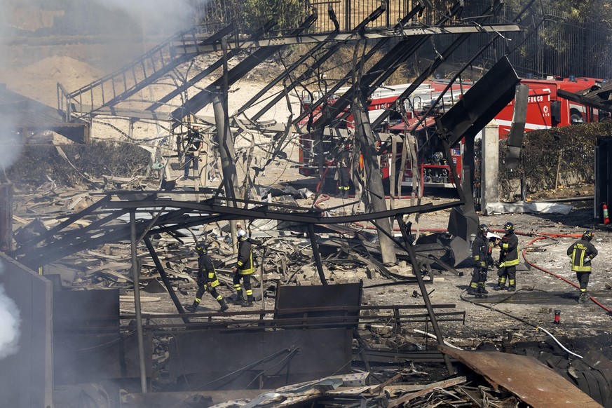 epa12214548 Firefighters of the Italian National Fire Brigade (Vigili del Fuoco) work at the site of an explosion at a petrol station in via dei Gordiani, in Rome, Italy, 04 July 2025. At least 21 peo ...