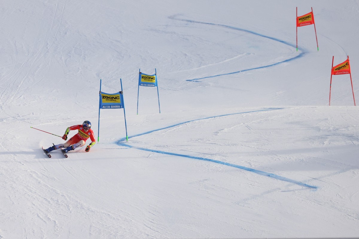 epa10373995 Marco Odermatt of Switzerland is on his way to win the Men's Giant Slalom race of the Alpine Skiing World Cup in Alta Badia, Italy, 19 December 2022. EPA/ANDREA SOLERO