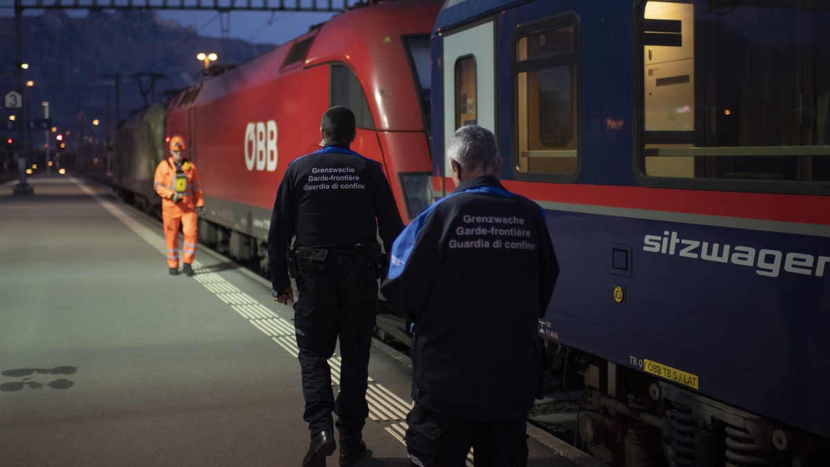 Grenzwaechter betreten einen Zug aus Wien auf der Suche nach Fluechtlingen, am Freitag, 19. November 2021, am Bahnhof in Buchs. Seit dem Sommer gelangen vermehrt afghanische Fluechtlinge an den Grenzb ...