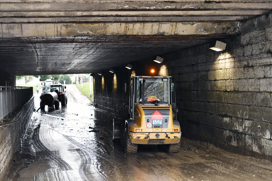 Aufraeumarbeiten bei der Bahnhofsunterfuehrung in Zofingen (AG) am Sonntag, 9. Juli 2017. Ein Unwetter in der Nacht zum Sonntag hat vor allem im Westaargau zu Ueberschwemmngen und Hangrutschen gefuehr ...