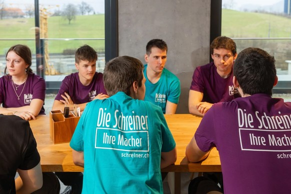 Angehende Schreinerinnen und Schreiner.