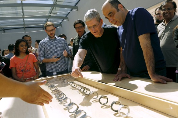 Tim Cook präsentiert die iWatch, die nicht so heisst.