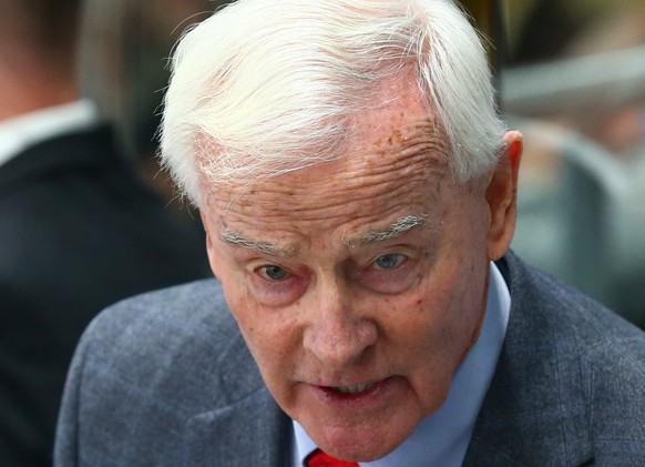 epa05617857 Coach of Canada, Dave King, speaks to his players in the ice hockey match of the Germany Cup between Canada and Switzerland in Augsburg, Germany, 04 November 2016. EPA/KARL-JOSEF HILDENBRA ...