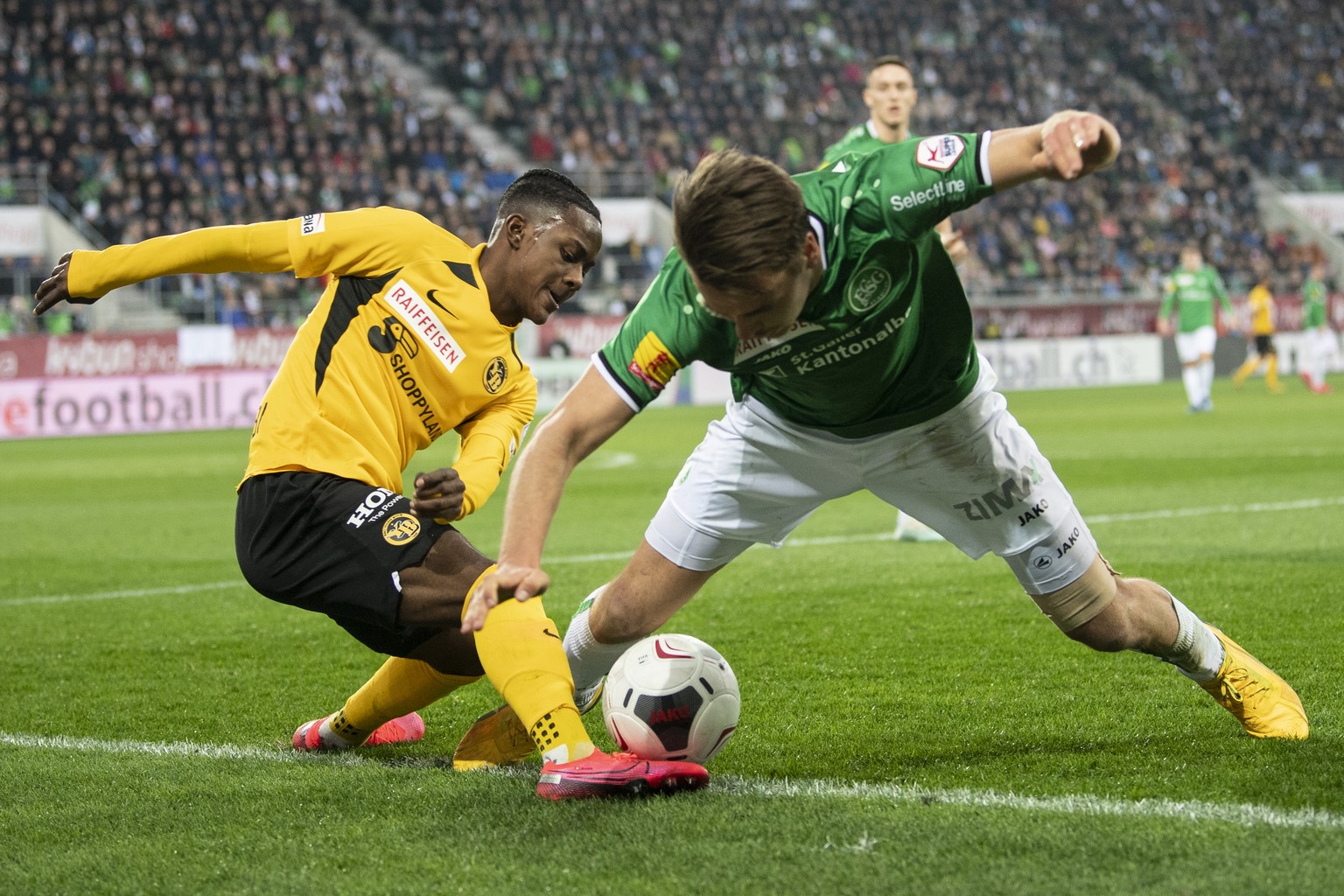 YBs Felix Mambimbi, links, gegen St. Gallens Lukas Goertler, rechts, beim Fussball Super-League Spiel zwischen dem FC St. Gallen und BSC Young Boys Bern, am Sonntag, 23. Februar 2020, im Kybunpark in  ...