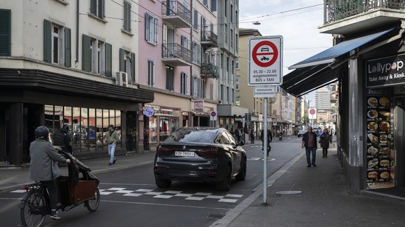 Autofahrer ignorieren das Tagfahrverbot durch die Langstrasse in Zuerich, aufgenommen am Donnerstag, 19. Oktober 2023. (KEYSTONE/Ennio Leanza)