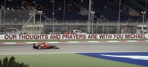 Wenige Fans, dafür ein Spruchband, das dem siebenfachen Weltmeister Michael Schumacher Mut machen soll.