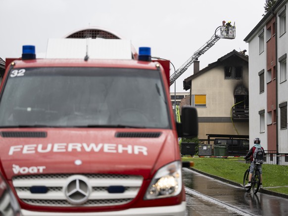 Die Feuerwehr bringt einen Brand in einem Wohnhaus unter Kontrolle, am Freitag, 21. Juni 2024 in Muensingen. (KEYSTONE/Anthony Anex)