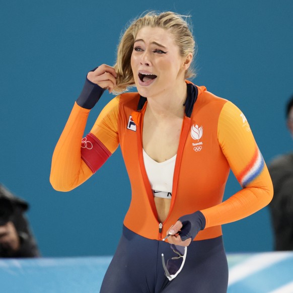 epa12720741 Jutta Leerdam of Netherlands reacts after setting an olympic record in the Women's 1000m of the Speed Skating competitions at the Milano Cortina 2026 Winter Olympic Games, in Milan, I ...