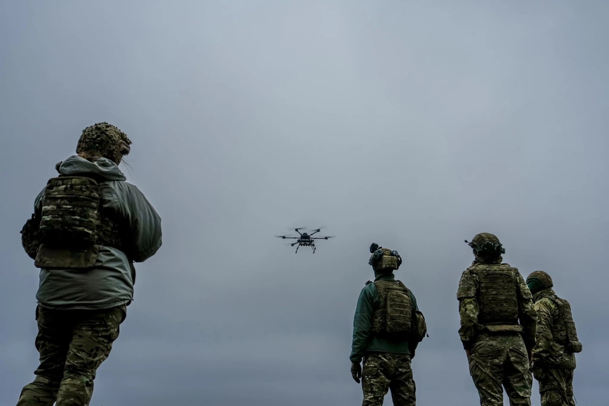 «La guerre est passée d'une guerre de mouvement à une guerre de position, où il s'agit uniquement d'épuiser les ressources de l'adversaire»: des soldats ukrainiens observent un dro ...