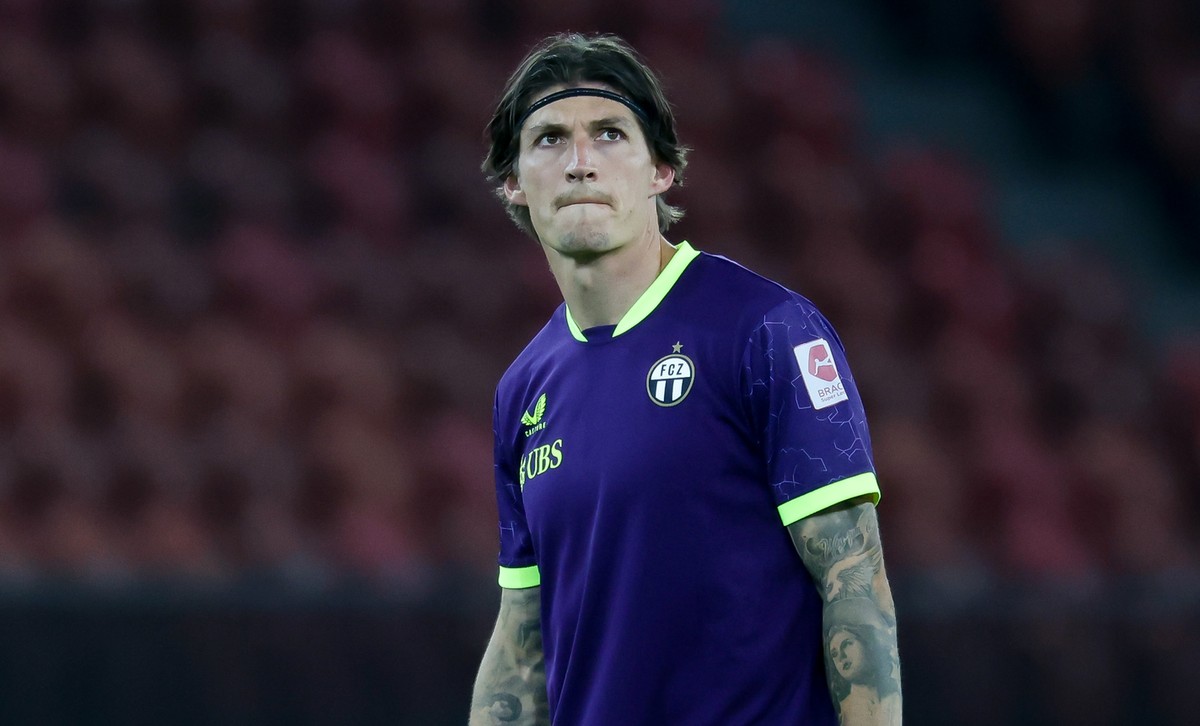 Steven Zuber (FCZ) reagiert nach Spielschluss waehrend dem Meisterschaftsspiel der Super League zwischen dem Grasshopper Club Zuerich und dem FC Zuerich am Samstag, 4. Oktober 2025, im Stadion Letzigr ...
