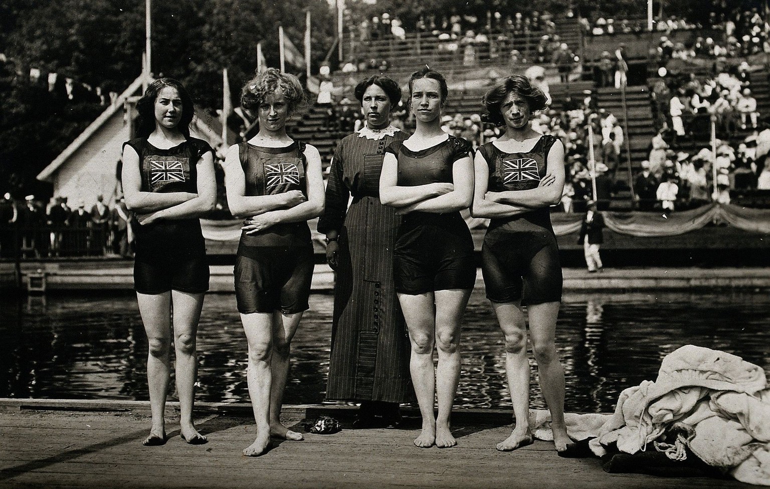 Die siegreiche britische 4-mal-100-Meter-Freistilstaffel. Von links nach rechts: Isabella Moore, Jennie Fletcher, Betreuerin Clara Jarvis, Annie Speirs und Irene Steer.
