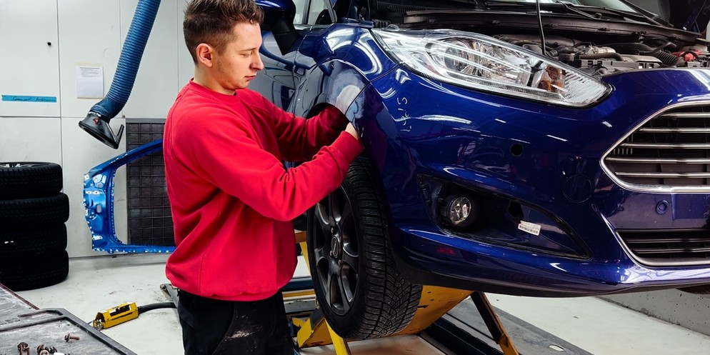 Carosseriespengler, Dominik Bartlome, nimmt an den Worldskills 2022 teil.