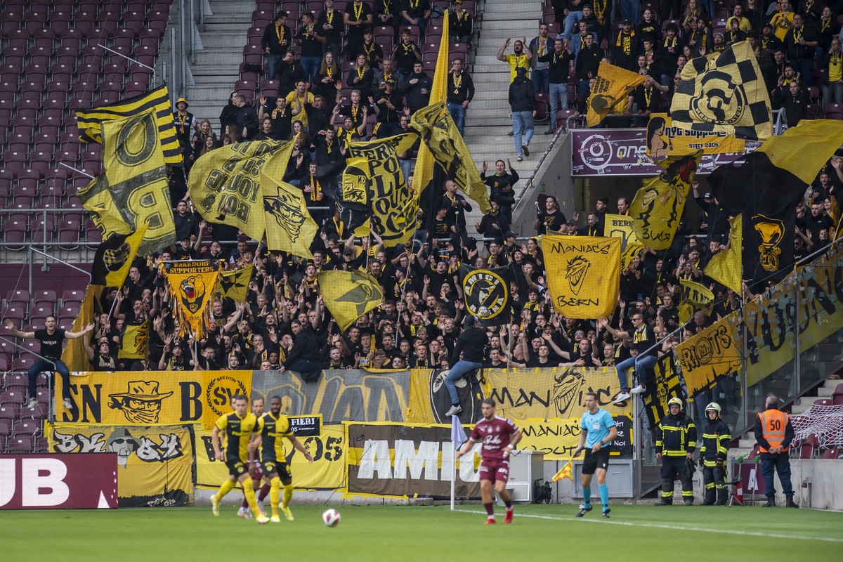 Les supporters bernois encourage leur equipe, lors de la rencontre de football de Super League entre le Geneve Servette FC et le BSC Young Boys, ce dimanche 3 octobre 2021 au stade de Geneve. (KEYSTON ...