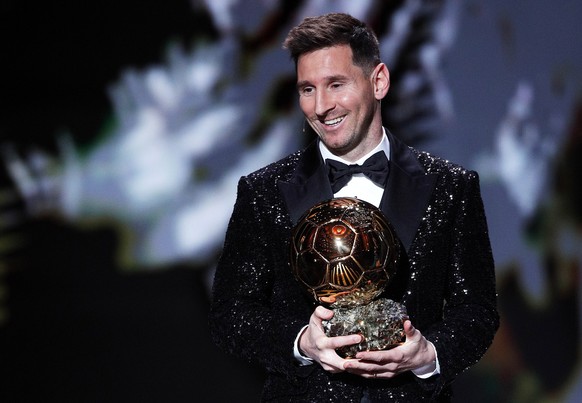 epaselect epa09611691 PSG player Lionel Messi wins the Men&#039;s Ballon d&#039;Or at the 2021 Ballon d&#039;Or ceremony at Theatre du Chatelet in Paris, France, 29 November 2021. EPA/YOAN VALAT