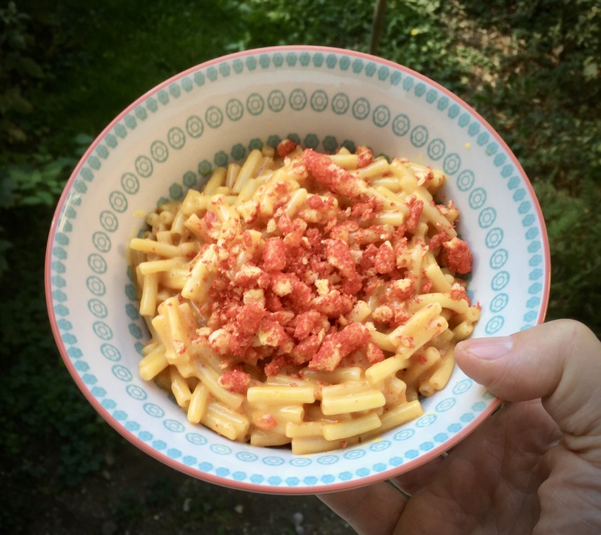 mac&#039;n&#039;cheetos macaroni cheese with flamin&#039; hot cheetos käse pasta nudeln usa amerika essen food snacks trash junk food hipster