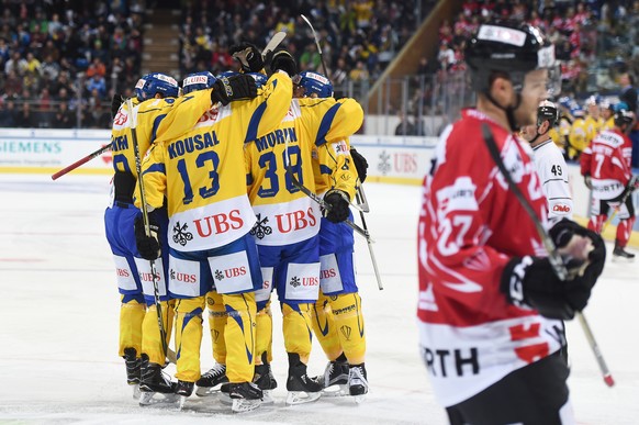 Davos`goalgetter Sam Lofquist celebrates with the teamafter scoring 1:0 during the game between Team Canada and HC Davos at the 91th Spengler Cup ice hockey tournament in Davos, Switzerland, Thursday, ...