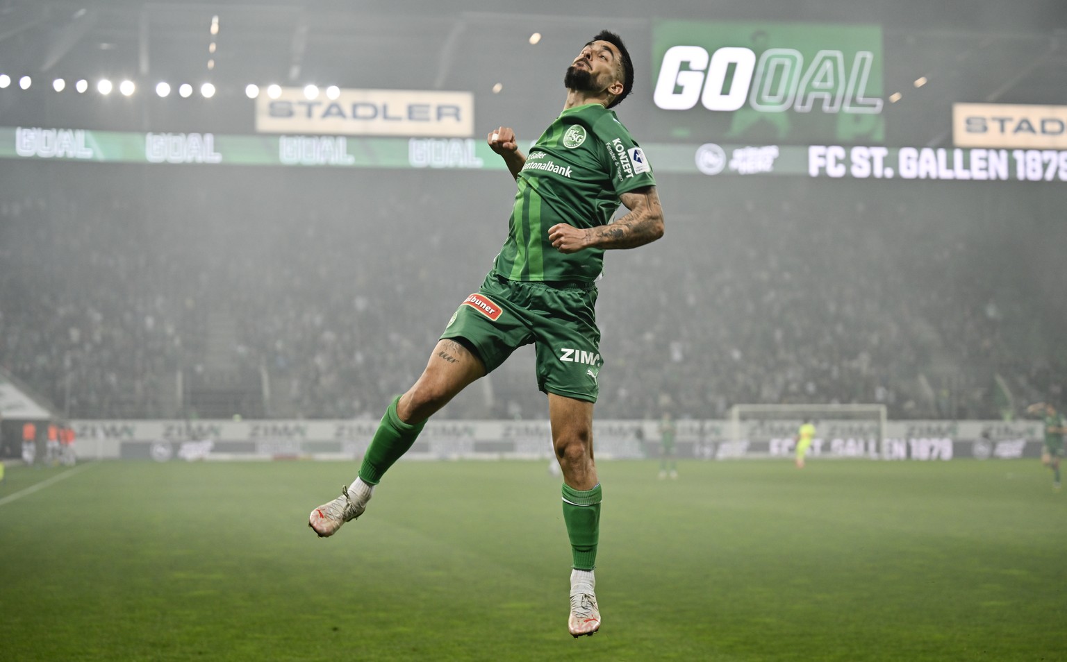 Victor Ruiz (FCSG) bejubelt sein 2-1, im Fussball Meisterschaftsspiel der Swiss Super League zwischen St. Gallen, FCSG, und Yverdon, YS, vom Samstag, 13. April 2024 in Kybunpark in St. Gallen. (KEYSTO ...