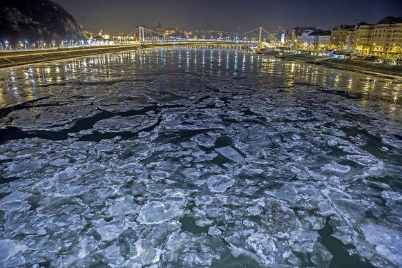 epaselect epa05704704 Drift ice or ice floes float in the water of the River Danube at the &#039;Szabadsag&#039; (Freedom) Bridge in Budapest, Hungary, early 08 January 2017. A cold wave across Hungar ...