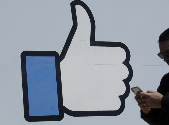 Wer Facebooks &quot;Like&quot;-Button auf seiner Internetseite einbaut, muss dafür laut einem Gerichtsurteil in der EU eine Einwilligung der Besucher einholen. (Symbolbild)