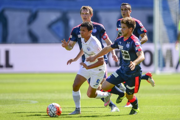 02.08.2015; Zuerich; Fussball Super League - FC Zuerich - Grasshopper Club Zuerich;
Amine Chermiti (Zuerich) gegen Kim Kallstrom (GC) Benjamin Luethi (GC) Marko Basic (GC) 
(Andy Mueller/freshfocus)