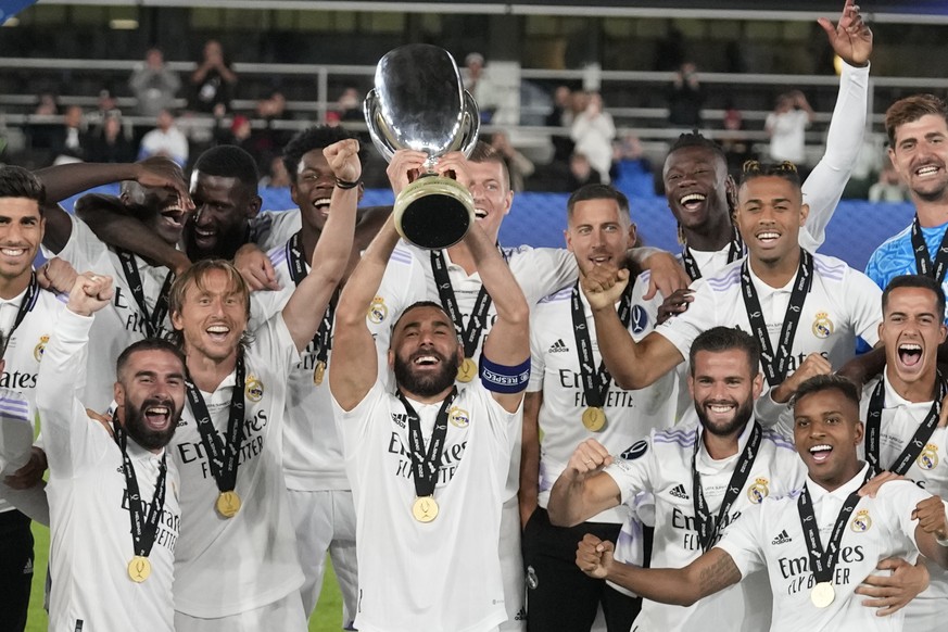 Real Madrid&#039;s Karim Benzema lifts the trophy after winning the UEFA Super Cup final soccer match between Real Madrid and Eintracht Frankfurt at Helsinki&#039;s Olympic Stadium, Finland, Wednesday ...