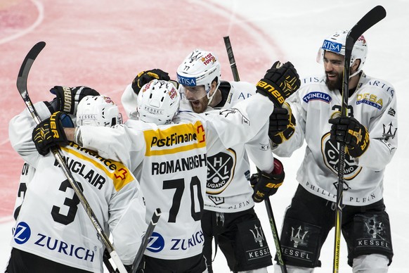 Jubel bei Luganos Julien Vauclair, Luganos Matteo Romanenghi, Luganos Bobby Sanguinetti und Luganos Giovanni Morini, von links, im vierten Eishockey Playoff-Finalspiel der National League zwischen den ...