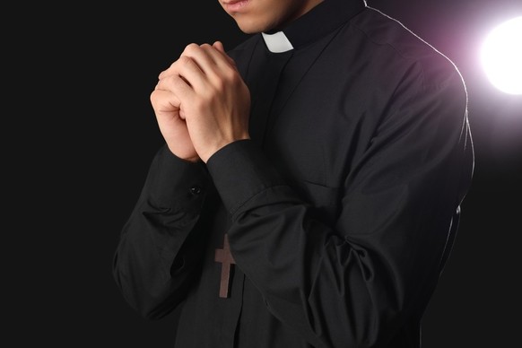 Ob das Beten dem Priester aus dem Schlamassel hilft, wird sich zeigen.