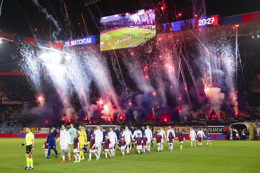 Die Basler Fans zuenden Pyro vor dem Super League Spiel zwischen dem FC Basel und dem Grasshopper Club Zuerich, am Donnerstag, 5. Maerz 2026 im Stadion St. Jakob-Park in Basel. (KEYSTONE/Peter Klaunze ...