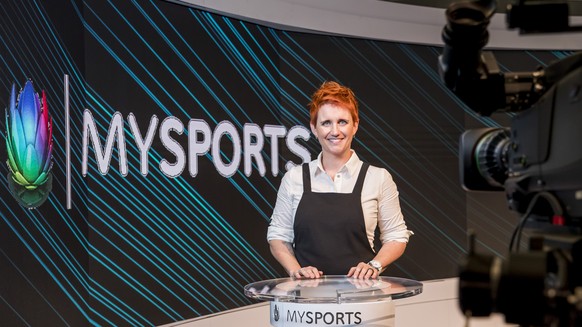 Moderatorin Steffi Buchli posiert im Studio in der Romandie von UPC MySports in Rossens am Mittwoch, 6. September 2017. (KEYSTONE/Christian Merz)